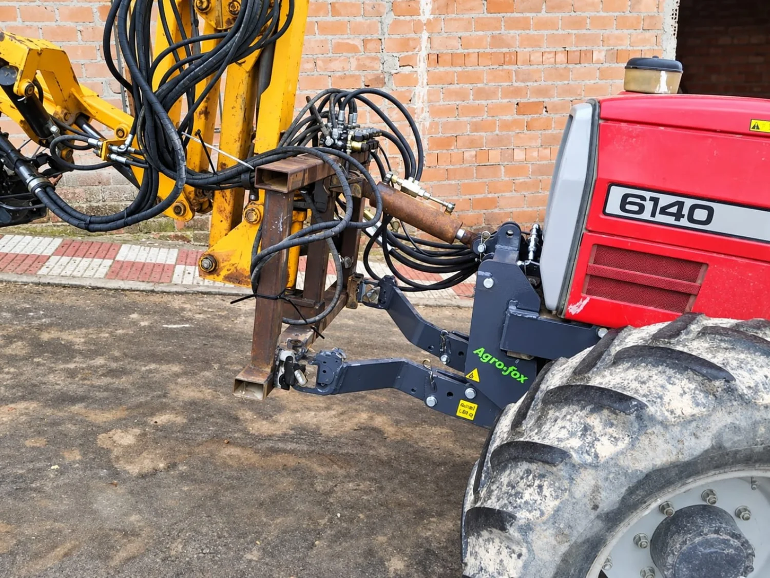 Adaptación AGRO-FOX en tractor antiguo rojo