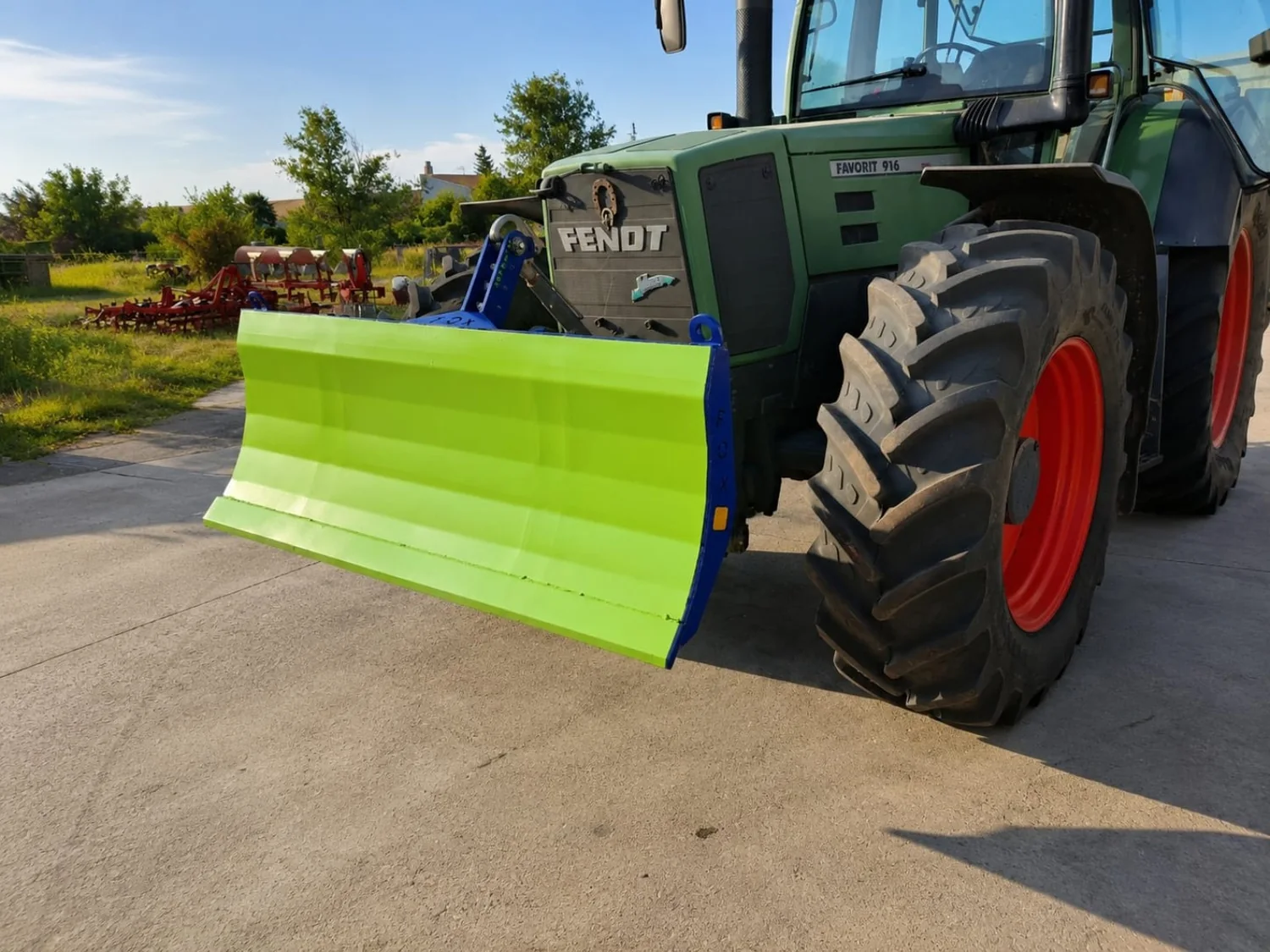Bulldozer AGRO-FOX en tractor Fendt, vista tres cuartos