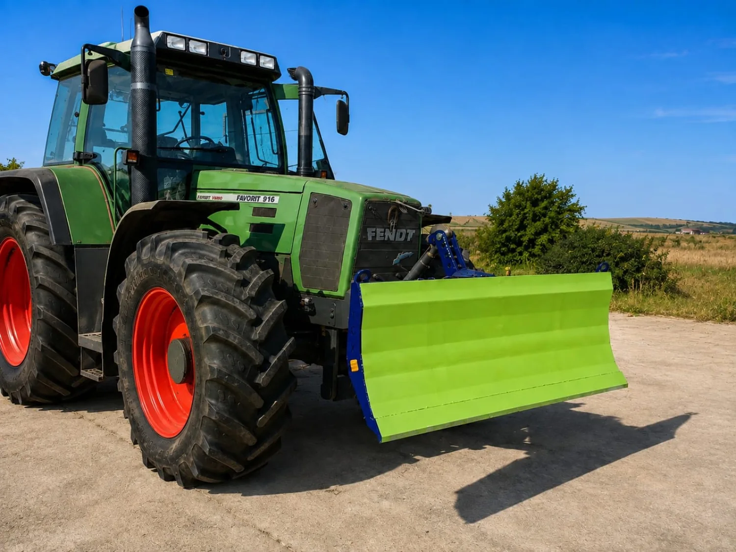 Bulldozer AGRO-FOX en tractor Fendt, vista lateral