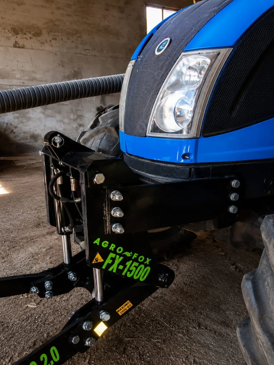 Tripuntal AGRO-FOX instalado en tractor azul